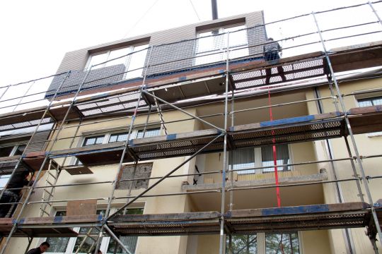 Eine Wohnanlage in Duisburg aus den 70er Jahren wird mit Holz gedämmt.