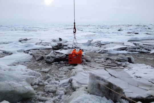 Forscher untersuchen Eisbrocken in der Arktis