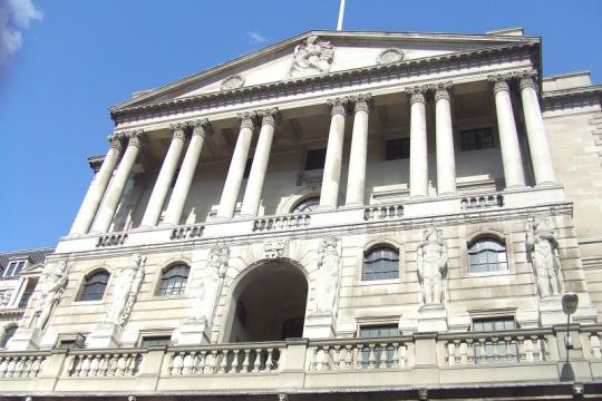 Die Fassade der Bank of England mit sechs Doppelsäulen, von schräg unten aufgenommen.
