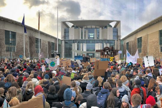 Streikende Schüler vor dem Kanzleramt in Berlin 