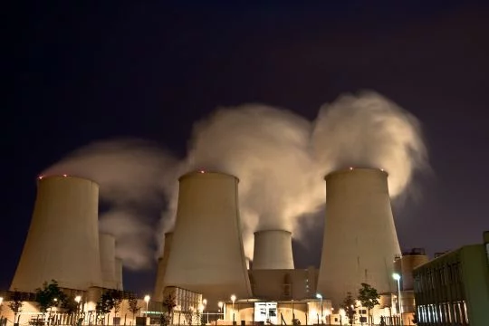Kraftwerk Jänschwalde bei Nacht