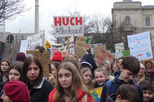 Demonstrierende Schülerinnen und Schüler mit Schildern wie: 