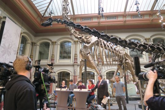 Jugendliche Klimaaktivsten von "Fridays for Future" im Sauriersaal des Naturkundemuseums in Berlin, im Vordergrund Kameras.