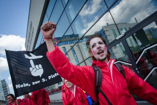 Protest gegen den Ausbau der 3. Piste am Flughafen Wien