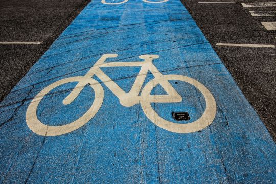 Blaugefärbte Spur mit weißem Fahrrad-Symbol