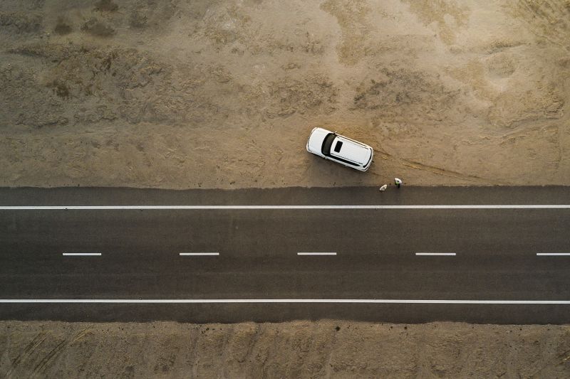 Symbolbild: Einzelnes Auto am Rand einer Straße
