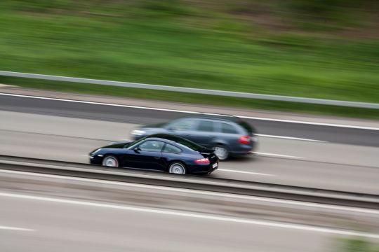 Zwei schnell fahrende Autos auf der Autobahn