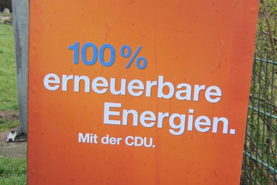 CDU-Wahlplakat mit der Aufschrift: "100 Prozent erneuerbare Energien. Mit der CDU."