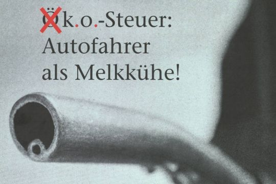 Ende einer Benzin-Zapfpistole auf einem grauen Plakat mit der Aufschrift: "Ök.o.-Steuer: Autofahrer als Melkkühe!"