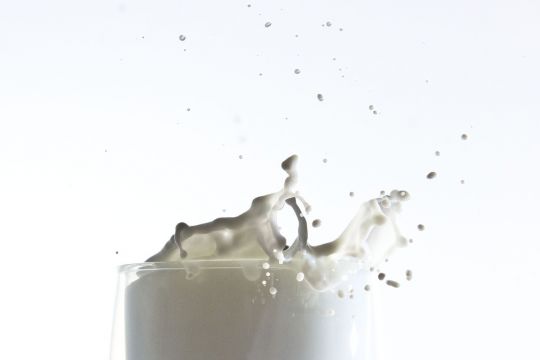 Nahaufnahme: Ein übervolles Glas Milch