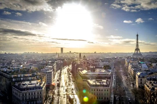 Aufgehende Sonne über der Skyline von Paris