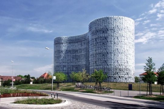 Das futuristisch anmutende Bibliotheksgebäude (IKMZ) der BTU Cottbus-Senftenberg.