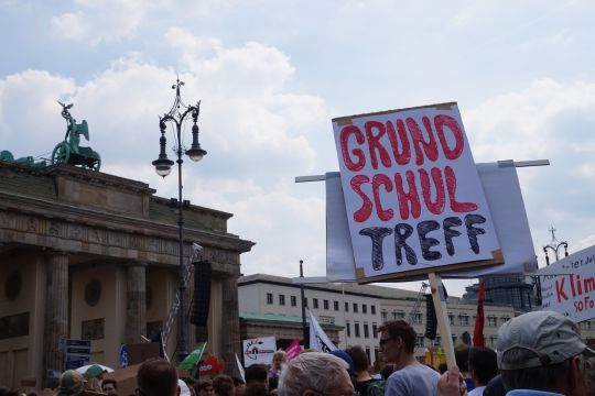 Schild mit der Aufschrift "Grundschultreff" bei der Fridays for Future Demonstration