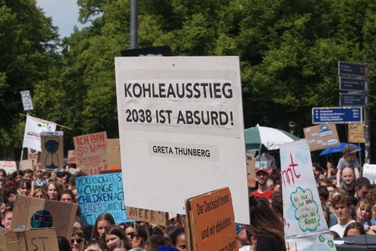 Auf einem Demo-Plakat steht