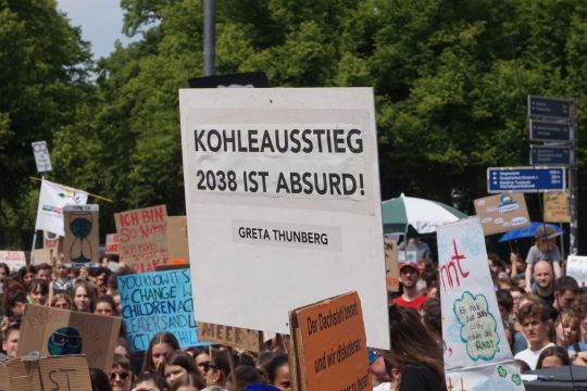 Auf einem Demo-Plakat steht "Kohleausstieg ab 2038 ist absurd. Greta Thunberg"