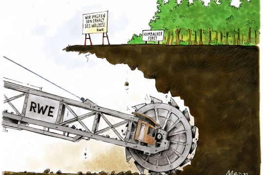 Karikatur: Ein RWE-Bagger frisst sich unter den Hambacher Forst, oben steht ein Schild: "Wir prüfen den Erhalt des Waldes! – RWE".