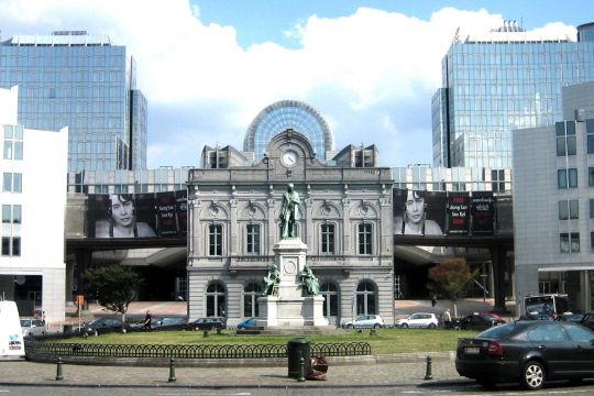Ansicht des Platzes im Brüsseler Europaviertel mit der Statue von John Cockerill vor dem ehemaligen Bahnhofsgebäude.