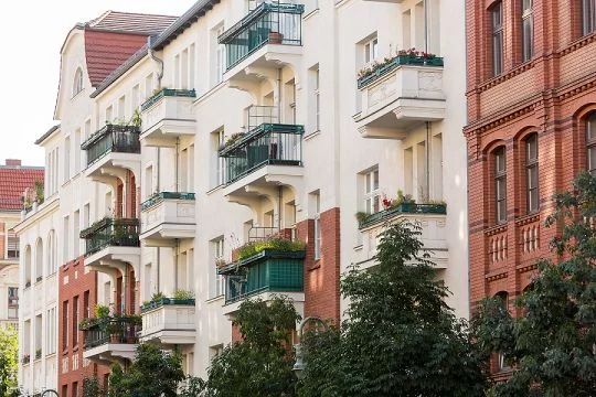 Schöne sanierte Altbaufassade in Berlin-Prenzlauer Berg.