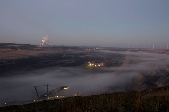 Nebel über dem RWE-Tagebau Inden