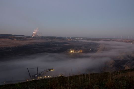 Neben über dem RWE-Tagebau Inden