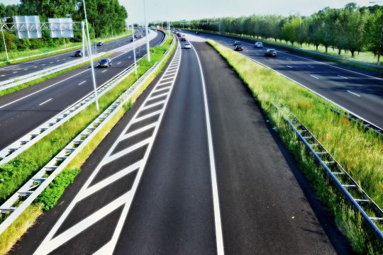 Wenig befahrene Autobahn mit Grünstreifen