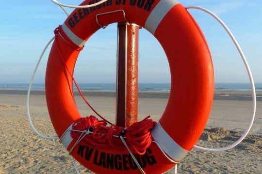 Symbolbild: Rettungsring am Strand von Langeoog