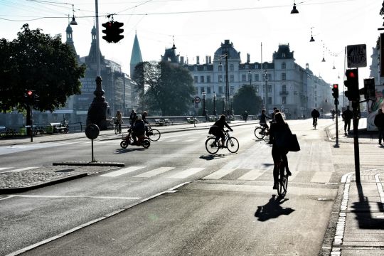 Radfahrer an einer Kreuzung