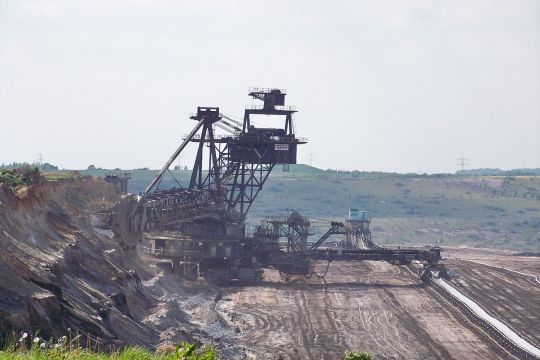 Braunkohlebagger frisst sich durch die Landschaft.