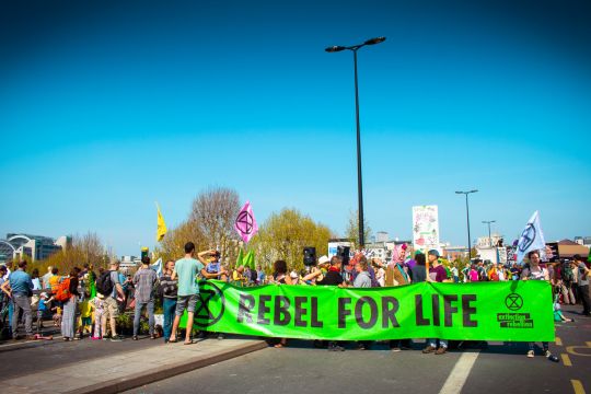 Blockade einer Londoner Brücke durch Extinction-Rebellion-Aktivisten