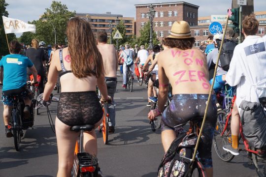 Zwei Radfahrer in Badekleidung von hinten