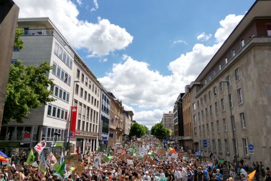 Zehntausende ziehen eine Hauptstraße entlang – Blick von vorn auf die Großdemonstration. 