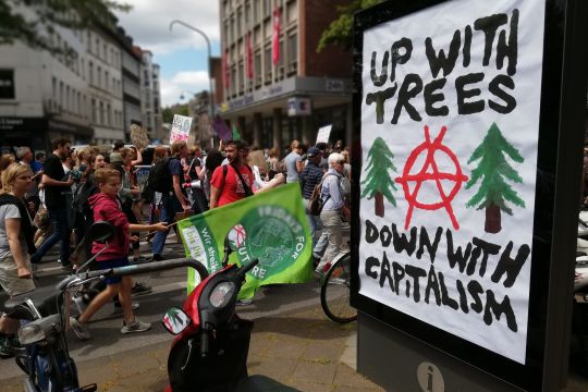 Demonstrierende mit Fridays-for-Future-Transparent, eine Werbetafel wurde gekapert: