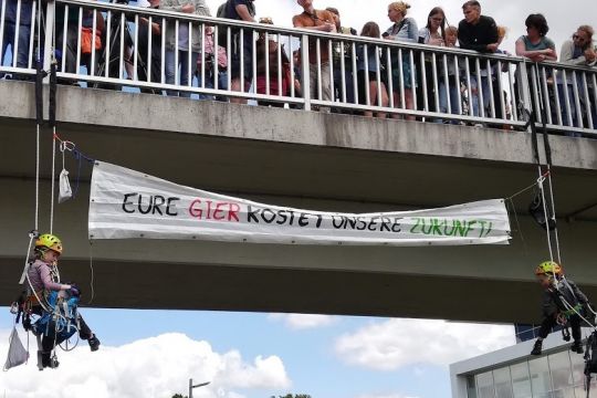 Klimademo: Schüler bringen Transparent an einer Brücke an