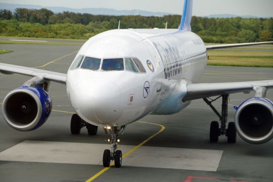 Passagierflugzeug steht zum Auftanken am Rand des Rollfeldes.
