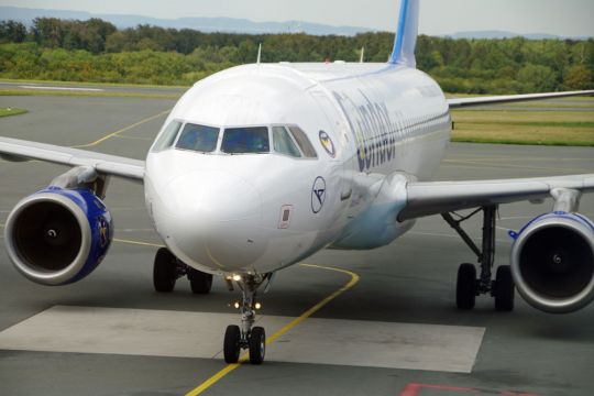 Passagierflugzeug steht zum Auftanken am Rand des Rollfeldes.