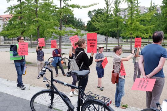 Fahrraddemonstration mit roten Karten