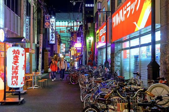 Nachtleben in Osaka: Hohe Häuser, Neonschilder