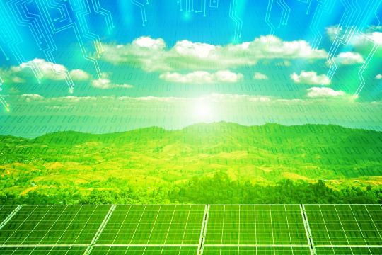 Eine Landschaft in futuristischem Gelbgrün mit Bergen im Hintergrund, über der ein Schleier aus Nullen und Einsen schwebt, im Vordergrund eine Fläche aus Solarmodulen, hoch oben am Sommerhimmel scheint eine leiterplattenähnliche Struktur auf.