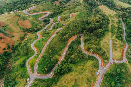 Eine von vielen Straßen zerschnittene Landschaft auf den Philippinen.