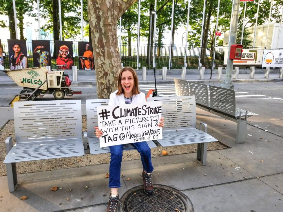 Die 14-jährige Klimaaktivistin Alexandria Villaseñor vor dem UN-Gebäude in New York