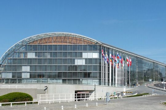 Das Glasgebäude der Europäischen Investitionsbank ähnelt einer modernen Bahnhofshalle.
