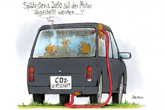 Karikatur: Familie sitzt im Auto, Abgase werden in Fahrgastraum geleitet. Kind sagt: Spätestens 2050 soll der Motor abgestellt werden!