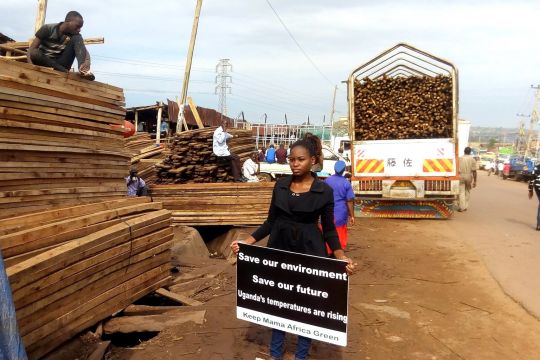 Die ugandische Klimaaktivistin Hilda Nakabuye protestiert vor Holzhändlern gegen Abholzung