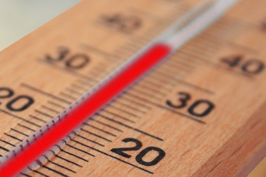 Nahaufnahme eines Thermometers, das auf fast 40 Grad steht.