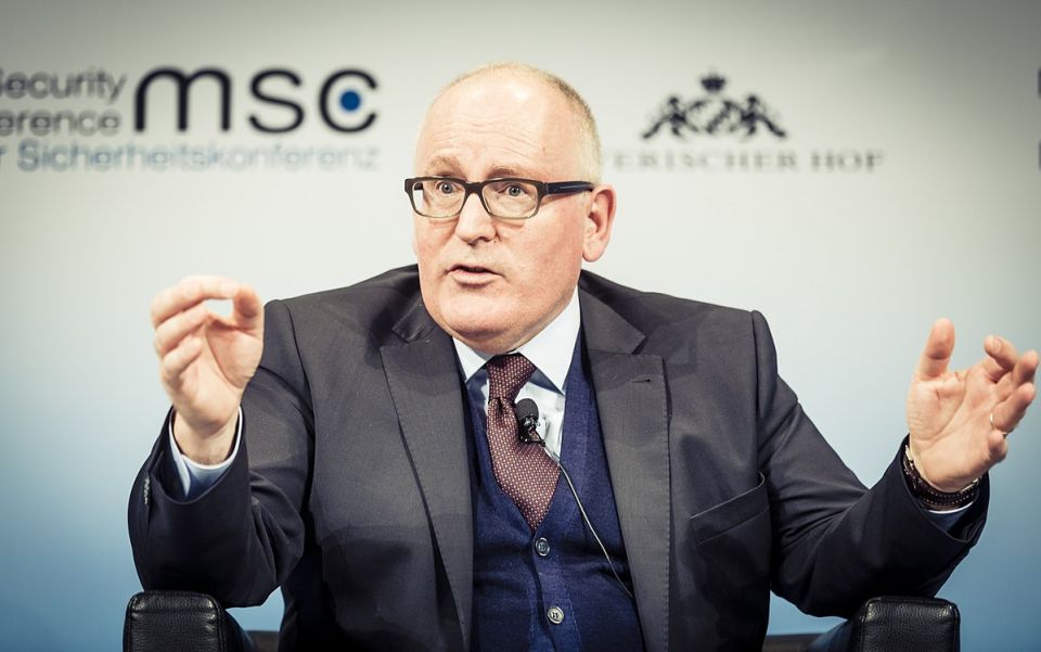 Frans Timmermans spricht und gestikuliert
