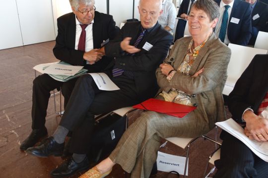 Franzjosef Schafhausen, Hans Joachim Schellnhuber und Barbara Hendricks sitzen in der ersten Reihe und unterhalten sich.