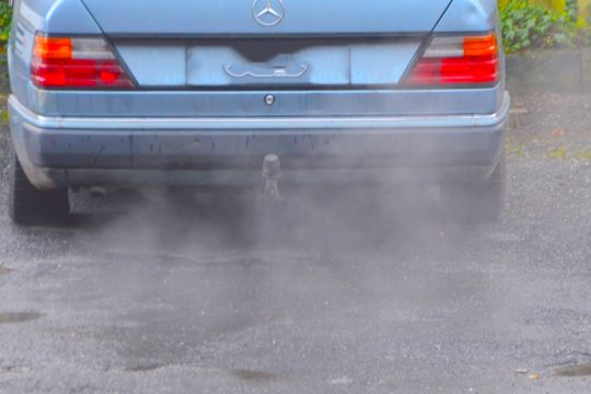 Dieselabgase gelangen durch Auspuff in die Luft