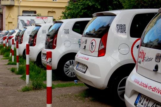 Mehrere Autos eines Carsharing-Anbieters