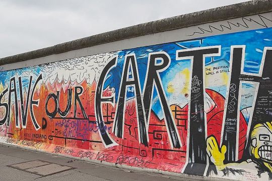 Mauer mit Graffito-Aufschrift "Save our Earth"
