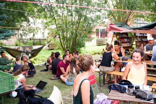 Menschen beim Café im Klimacamp